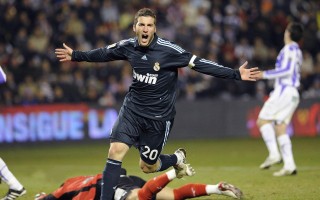 爱游戏官网-比利亚雷亚尔对阵巴塞罗那，西甲巅峰之战，数据前瞻揭示制胜密码