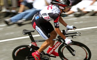 爱游戏在线-卡鲁索全能数据引领风骚，公牛主场奏凯稳固季后赛席位