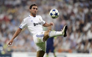 爱游戏网页版|场均24+10引爆联盟，领袖更迭如梭，四届全明星遭抛售，24岁新星加冕为王