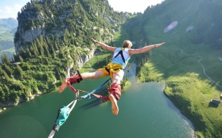 爱游戏官网：切尔西新帅赔率揭晓，罗塞尼尔低赔领跑，格拉斯纳与德泽尔比成热门竞争者