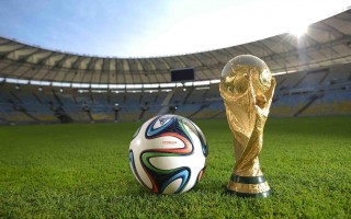 爱游戏下载_周琦家庭近照揭示幸福生活，妻子风采依旧儿子篮球梦启航，二十九岁身家突破亿元大关