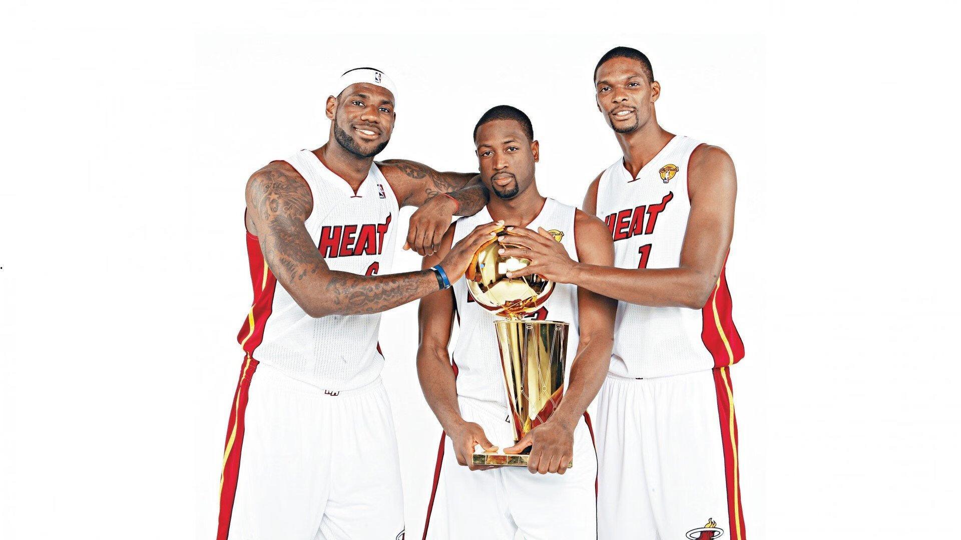 爱游戏下载：勒布朗团队与珍妮巴斯举行关键会谈化解分歧，知名记者Shams断言湖人篇章临近终点-第2张图片-爱游戏-稳定流畅的综合娱乐服务平台